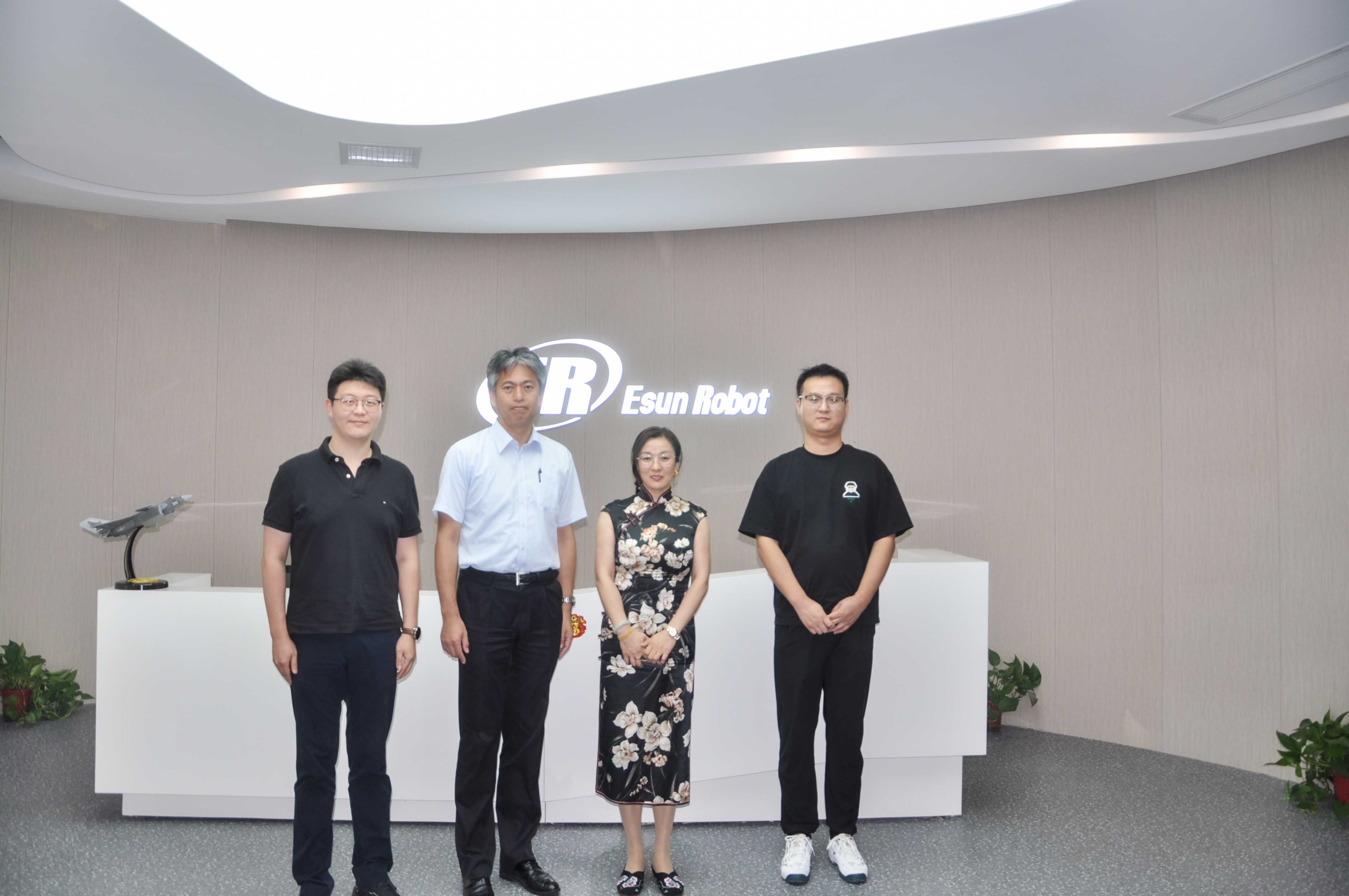 熱烈歡迎EPSON巖崎副總經(jīng)理一行蒞臨鎰升機器人參觀！